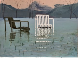 to stole står i vand, bjerge er baggrund
