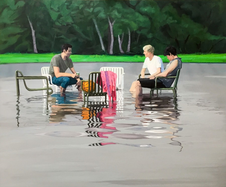 tre unge mænd sidder på stole der står i vand